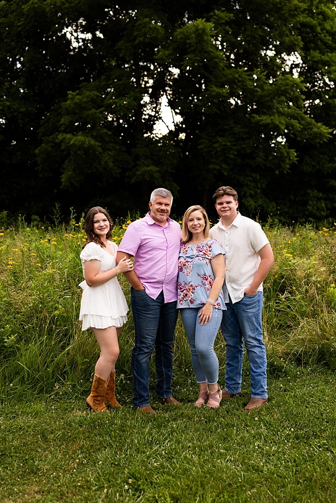 Large extended Family Photo session at Roosters Pumpkin Patch in Jonesburg Missouri